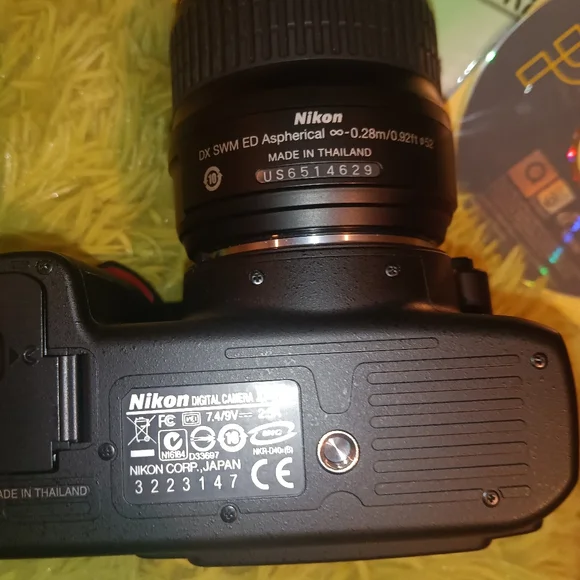 Nikon D40X SLR Digital Camera with Lens, Speedlight, SD card, Strap and Bag - Picture 6 of 12